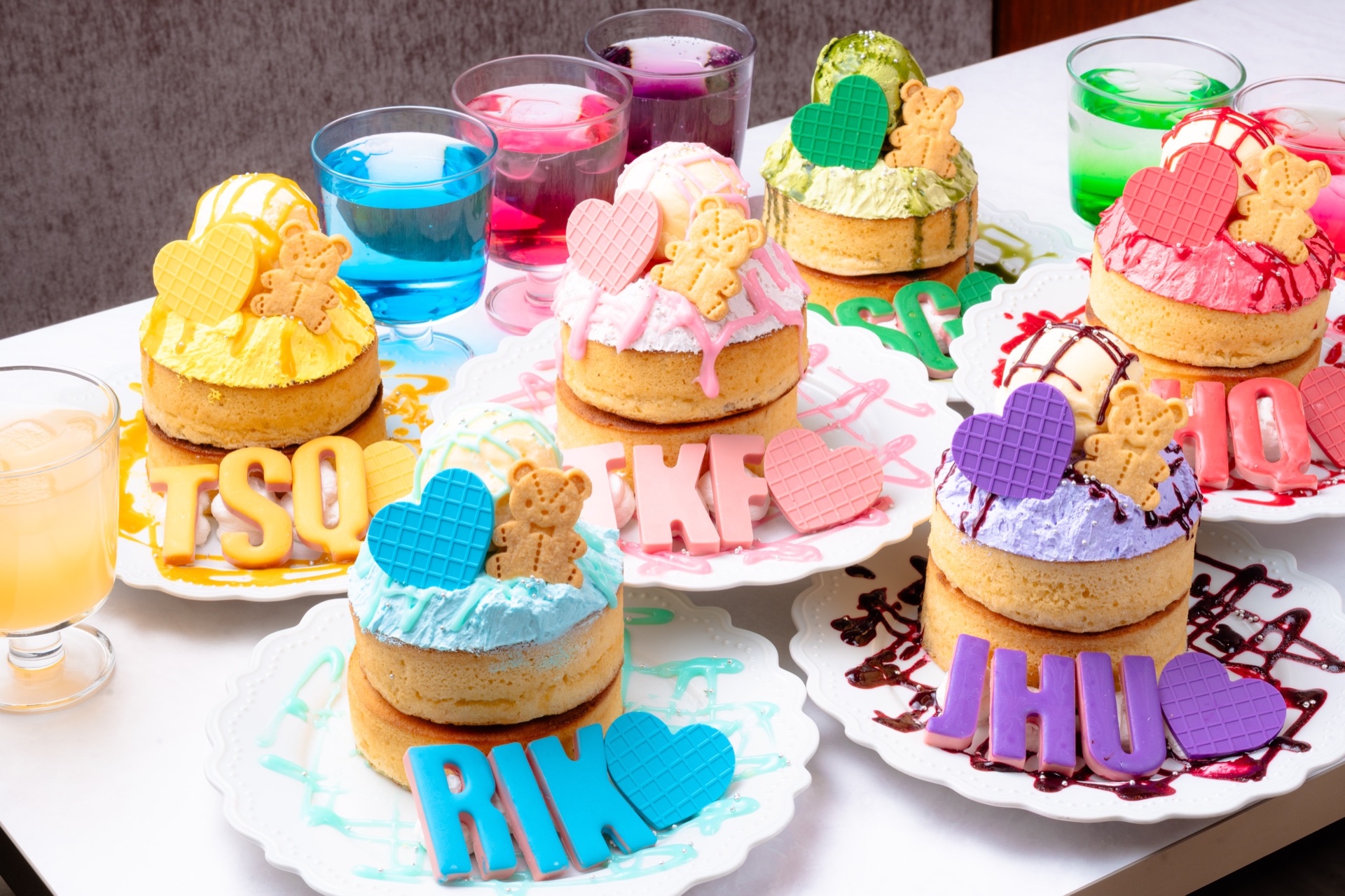 推し活ホットケーキ プレミアム — 推し色クリームとくまクッキーのデコレーション